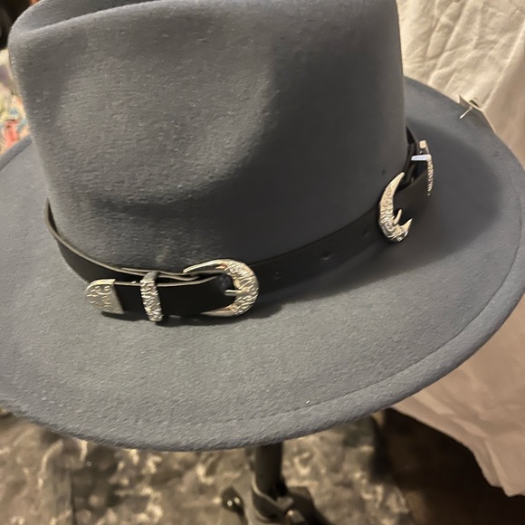 Gray Hat one size feat all look very nice with whatever you wear - Picture 4 of 6